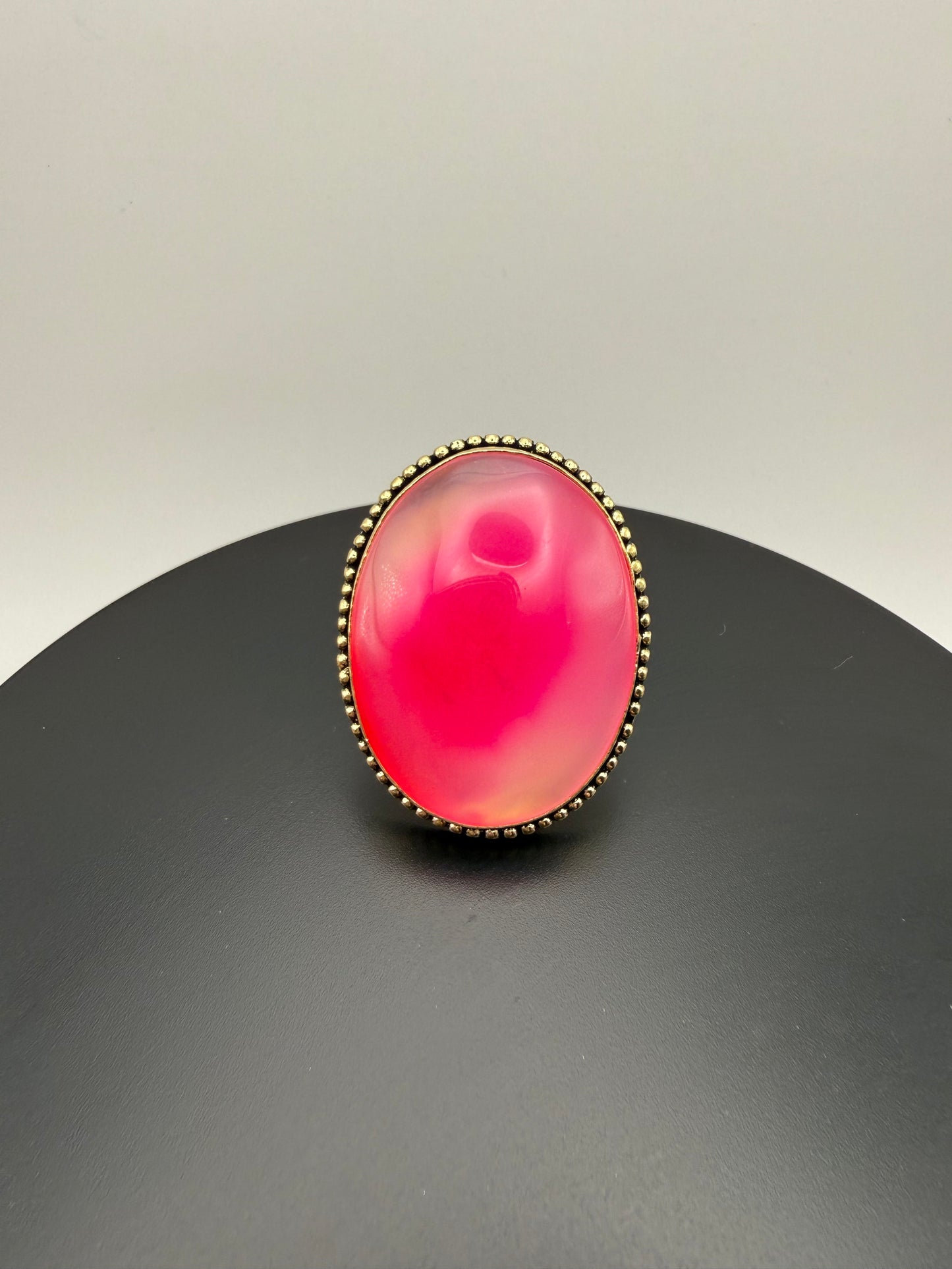 Rosa Eléctrica — Bright Pink Agate Ring